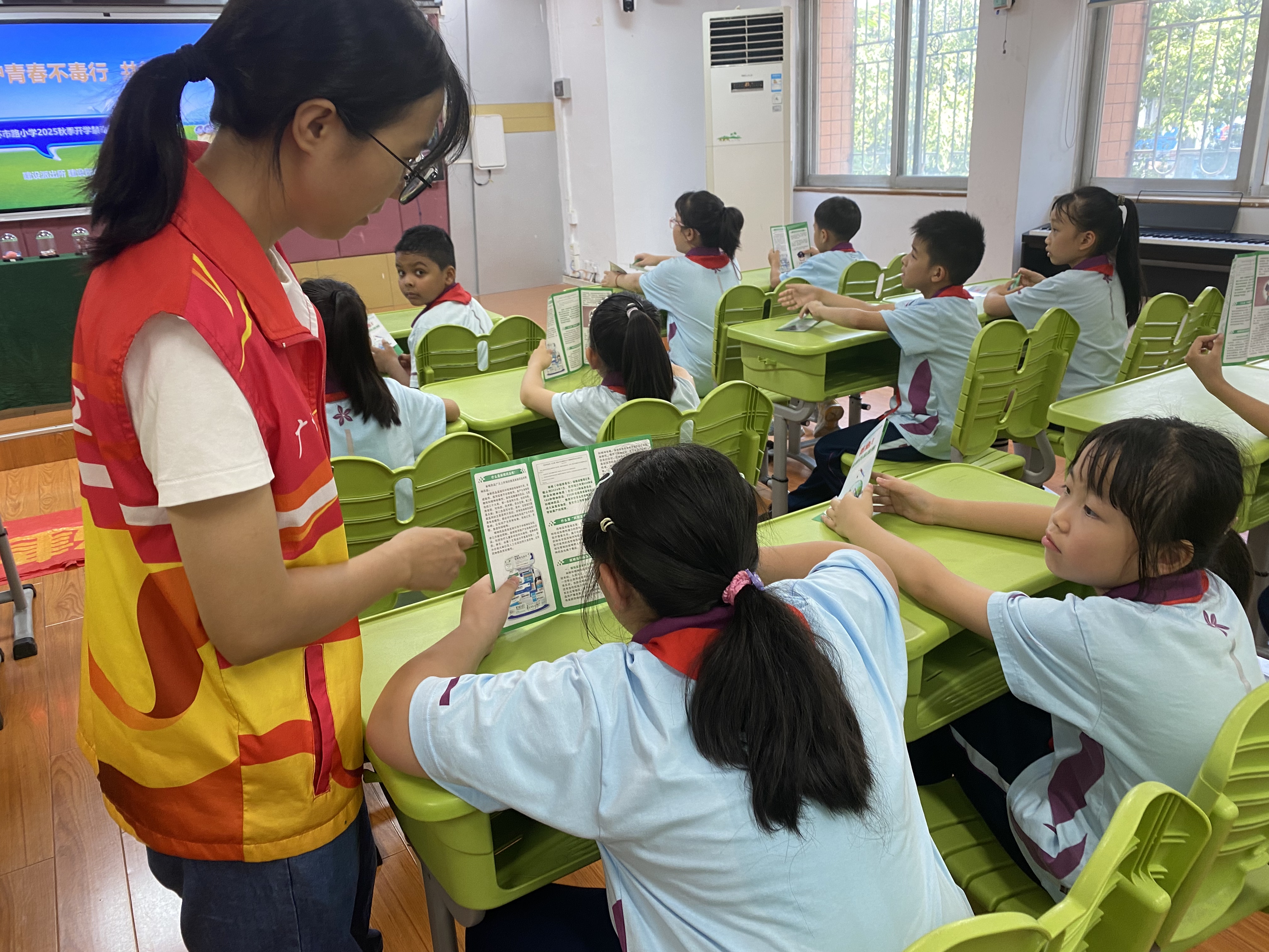 心明爱越秀禁毒社工向同学们派发传单.jpg