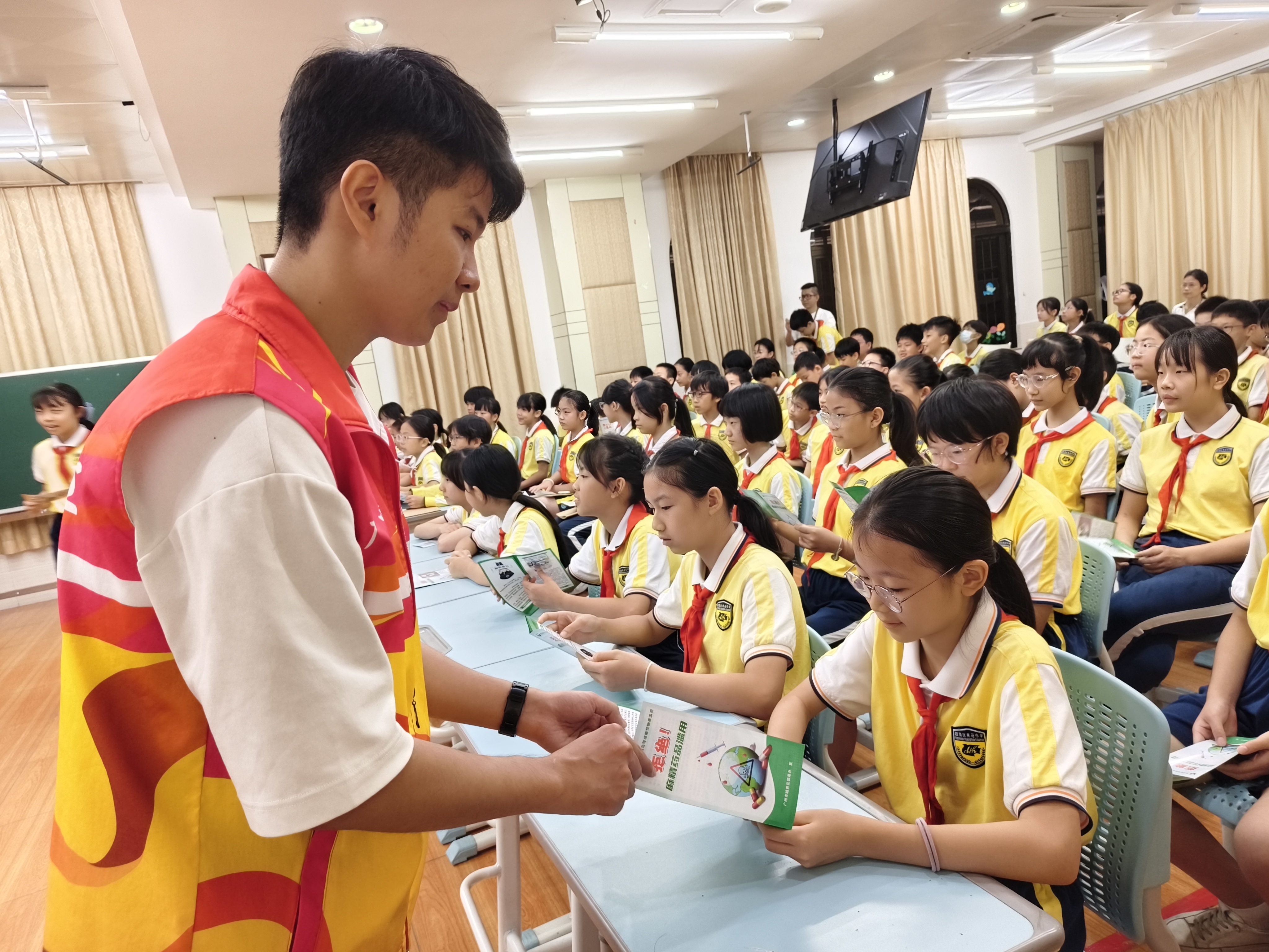 社工向学生派发禁毒宣传单.jpg