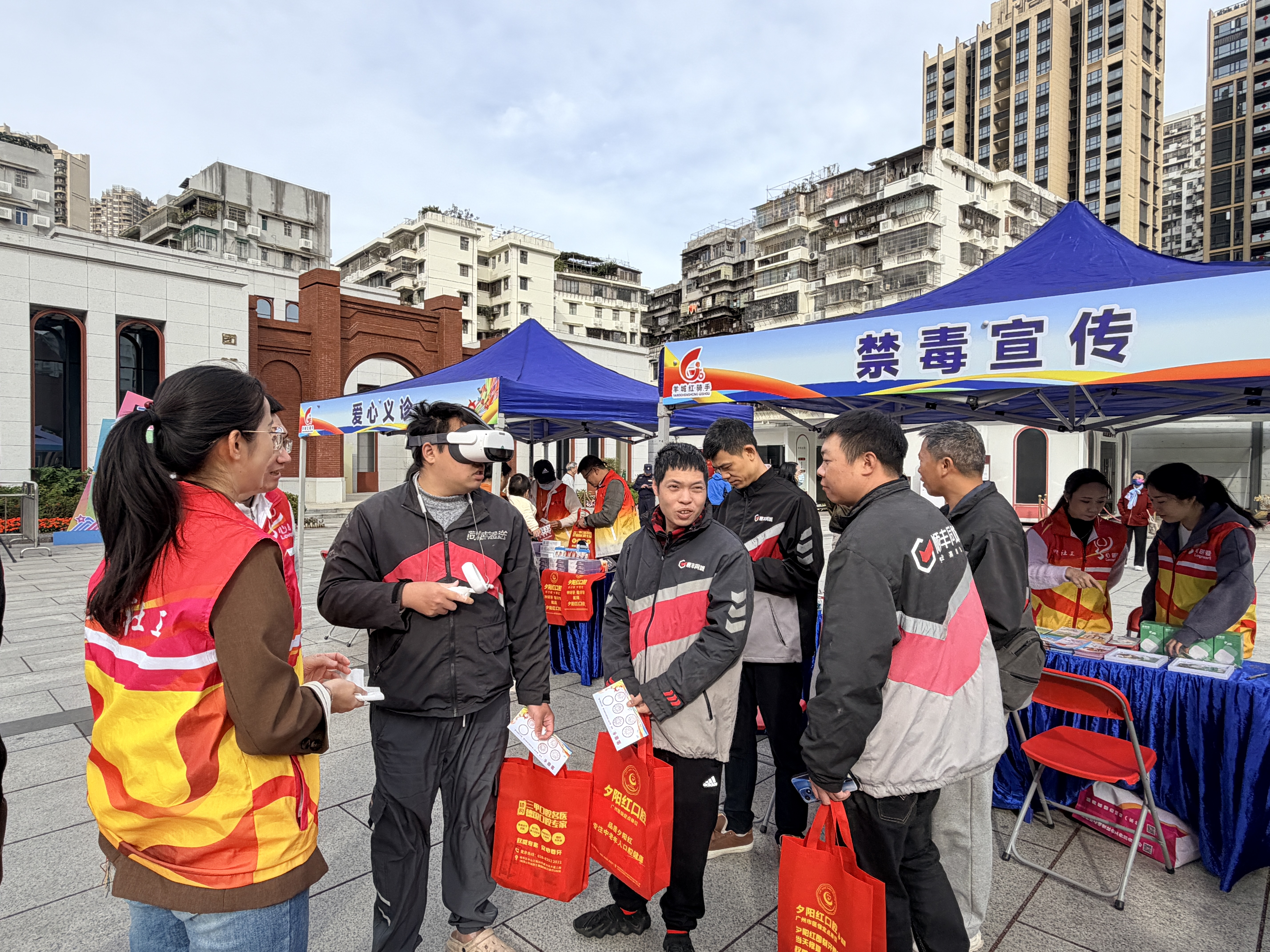 骑手通过VR体验模拟毒品危害场景.jpg